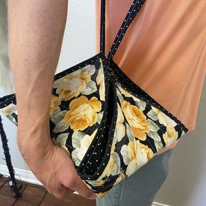 Casserole quilted carrier18x18 ( floral black and yellow gold)